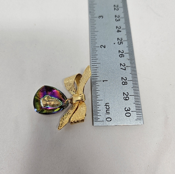 Vintage Iridescence Intaglio Praying Hands Brooch Pin Gold Tone - Picture 9 of 9